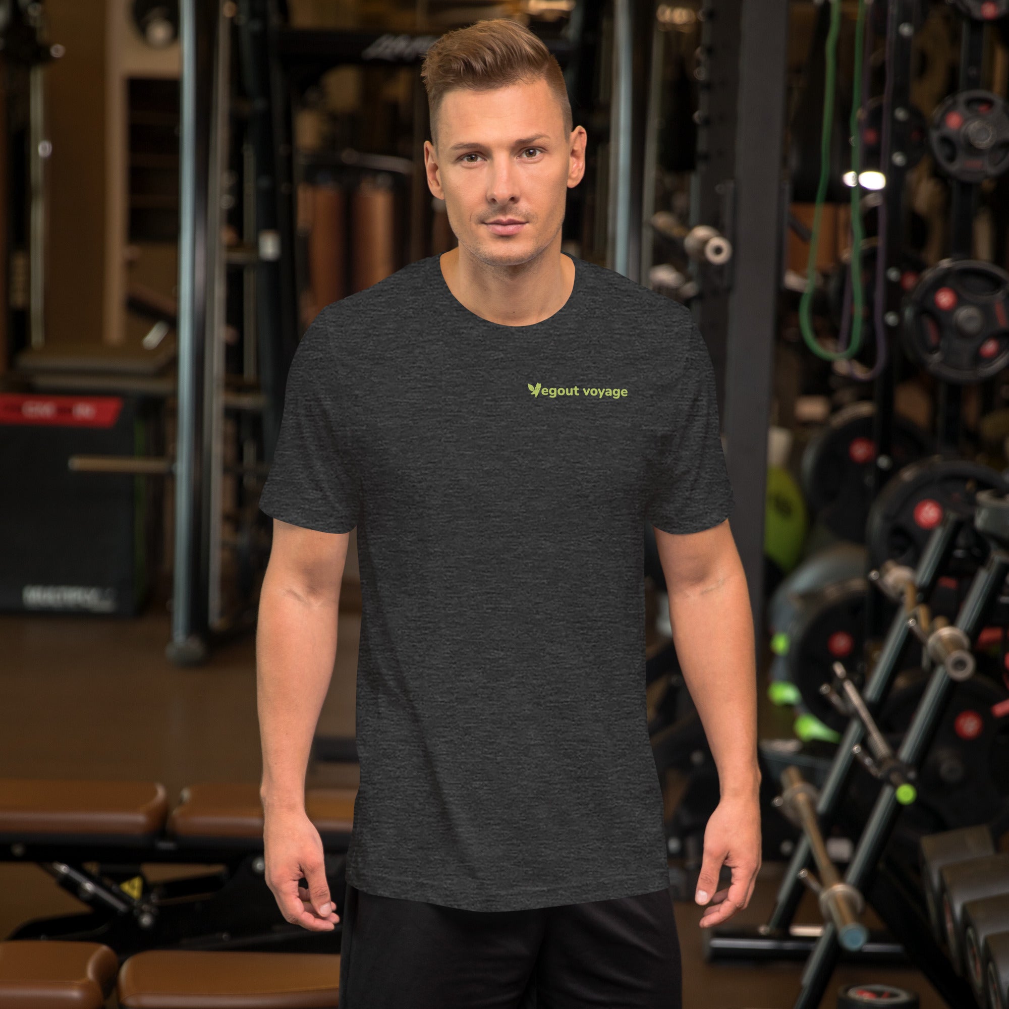 Man wearing dark grey Vegout Voyage logo shirt at the gym
